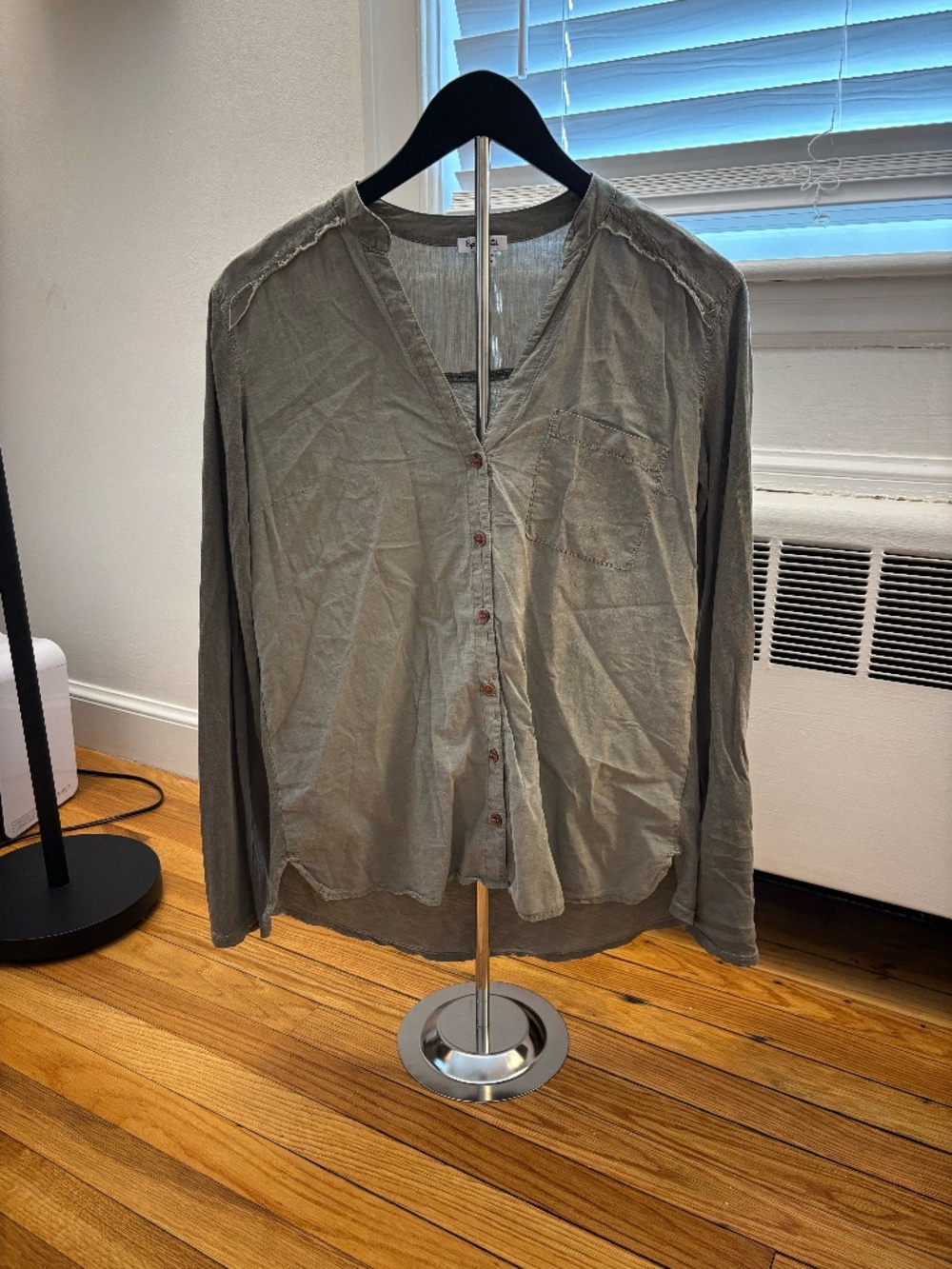 Like New Women's Splendid Green Soft Button Down Shirt With Pocket Size X-Small